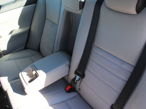 Used 2017 Toyota Camry SE w/ Moonroof Package image 41