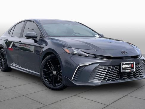 Used 2025 Toyota Camry SE FWD image 3