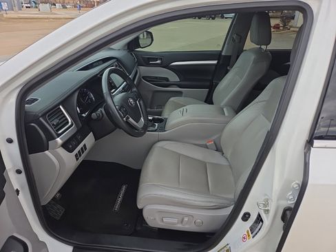 Used 2019 Toyota Highlander XLE image 10