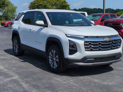 Used 2026 Chevrolet Equinox LT FWD image 2