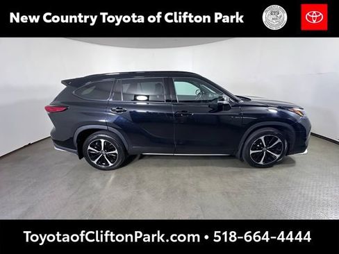 Used 2021 Toyota Highlander XSE AWD/4WD image 2