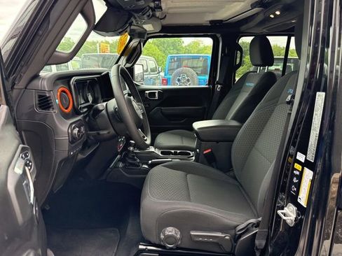Used 2025 Jeep Wrangler Unlimited Rubicon 4xe w/ Convenience Group AWD/4WD image 13