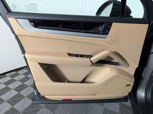 Certified 2025 Porsche Cayenne 3.0T image 25
