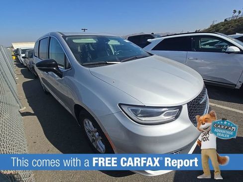 Used 2024 Chrysler Pacifica Touring-L FWD image 2