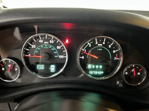 Used 2016 Jeep Wrangler Unlimited Sahara w/ Connectivity Group AWD/4WD image 12