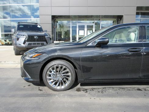 Used 2025 Lexus ES 300h w/ Accessory Package (Z2) image 2