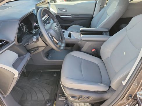 Used 2024 Toyota Sienna XLE image 5
