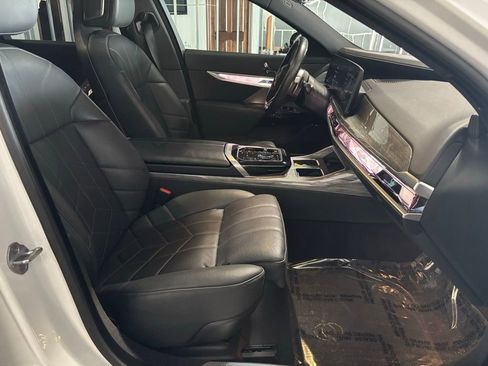 Used 2025 BMW 740i xDrive image 18
