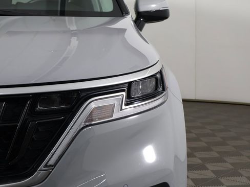 Used 2024 Kia Carnival EX image 15