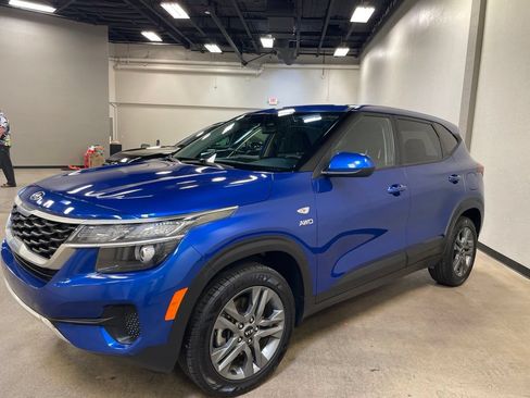 Used 2021 Kia Seltos LX AWD/4WD image 2