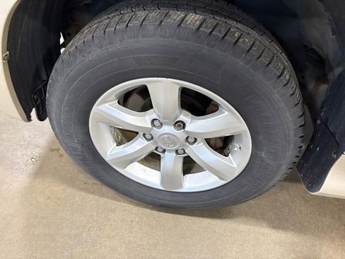 Used 2011 Lexus GX 460 w/ Comfort Plus Pkg image 16