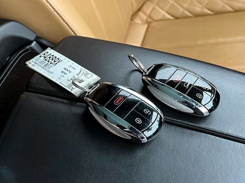 Used 2017 Bentley Bentayga image 54