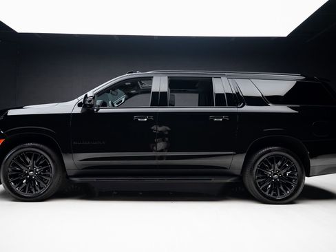 Used 2024 Chevrolet Suburban RST w/ Luxury Package image 17