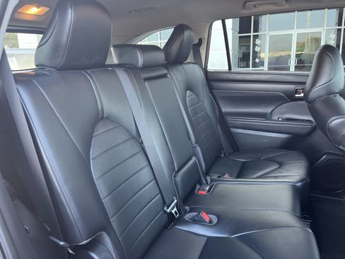 Used 2020 Toyota Highlander XLE FWD image 16