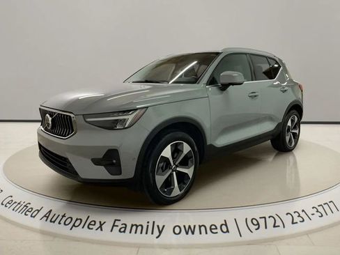 Used 2025 Volvo XC40 B5 Plus AWD/4WD image 1