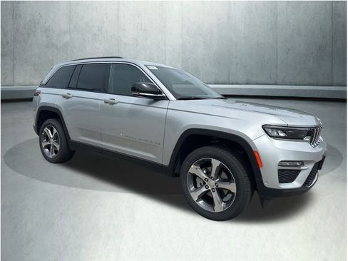 New 2025 Jeep Grand Cherokee Limited w/ Luxury Tech Group II image 4