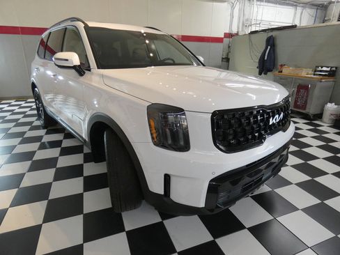 Used 2024 Kia Telluride AWD image 3