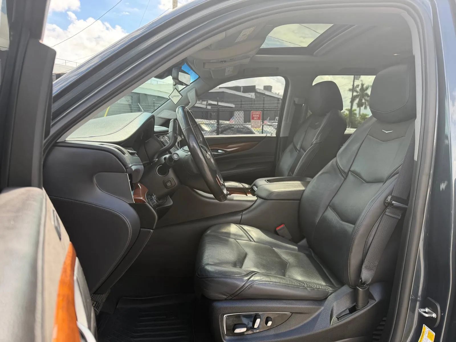 Used 2019 Cadillac Escalade ESV Luxury AWD/4WD image 12