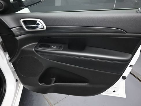 Used 2020 Jeep Grand Cherokee Altitude AWD/4WD image 35