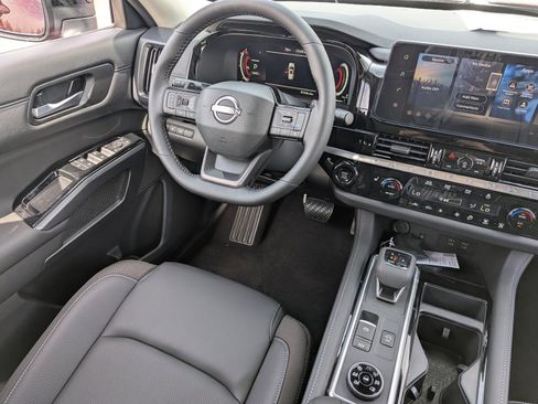 New 2026 Nissan Pathfinder SL image 18