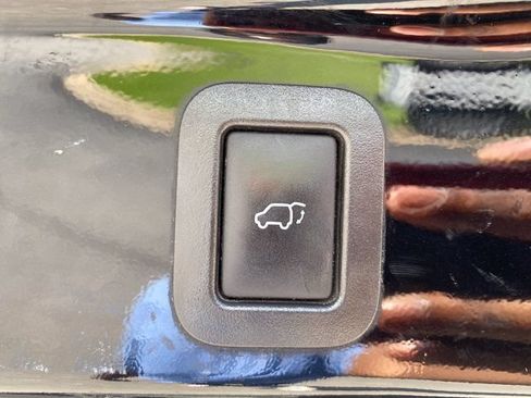 Used 2019 Toyota Highlander XLE FWD image 6