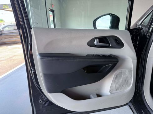 Used 2024 Chrysler Pacifica Limited FWD image 11