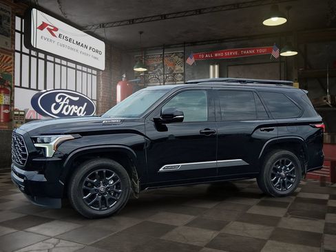 Used 2025 Toyota Sequoia Platinum AWD/4WD image 1