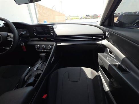 Used 2025 Hyundai Elantra SE FWD image 14