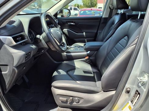Used 2024 Toyota Highlander XLE FWD image 15