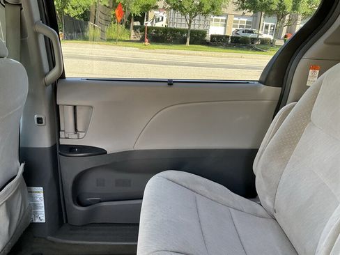 Used 2017 Toyota Sienna LE AWD/4WD image 16