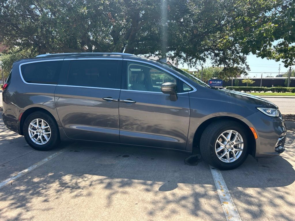 Used 2021 Chrysler Pacifica Touring-L FWD image 7