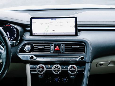 Used 2022 Genesis G70 3.3T image 11