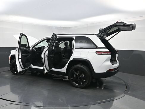 Used 2023 Jeep Grand Cherokee Altitude RWD image 39