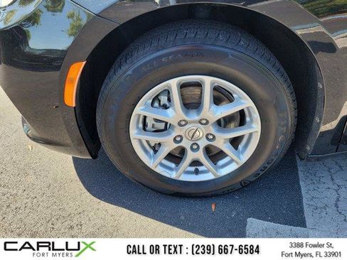 Used 2023 Chrysler Pacifica Touring-L FWD image 8