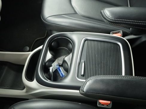 Certified 2023 Chrysler Pacifica Touring-L FWD image 35