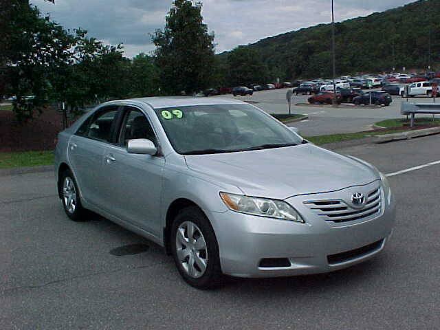 Used 2009 Toyota Camry LE FWD image 2