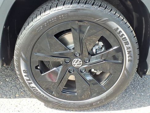 Certified 2025 Volkswagen Taos SE image 9