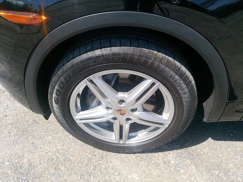 Used 2014 Porsche Cayenne Platinum Edition AWD/4WD image 10