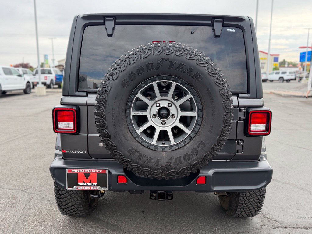 Used 2018 Jeep Wrangler Unlimited Sahara AWD/4WD image 4