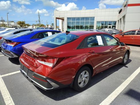 Used 2025 Hyundai Elantra SE image 8
