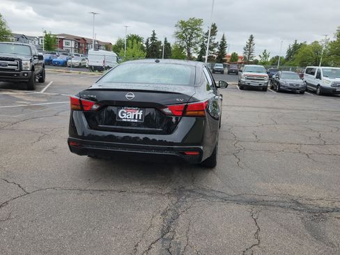 Used 2024 Nissan Altima 2.5 SV FWD image 12