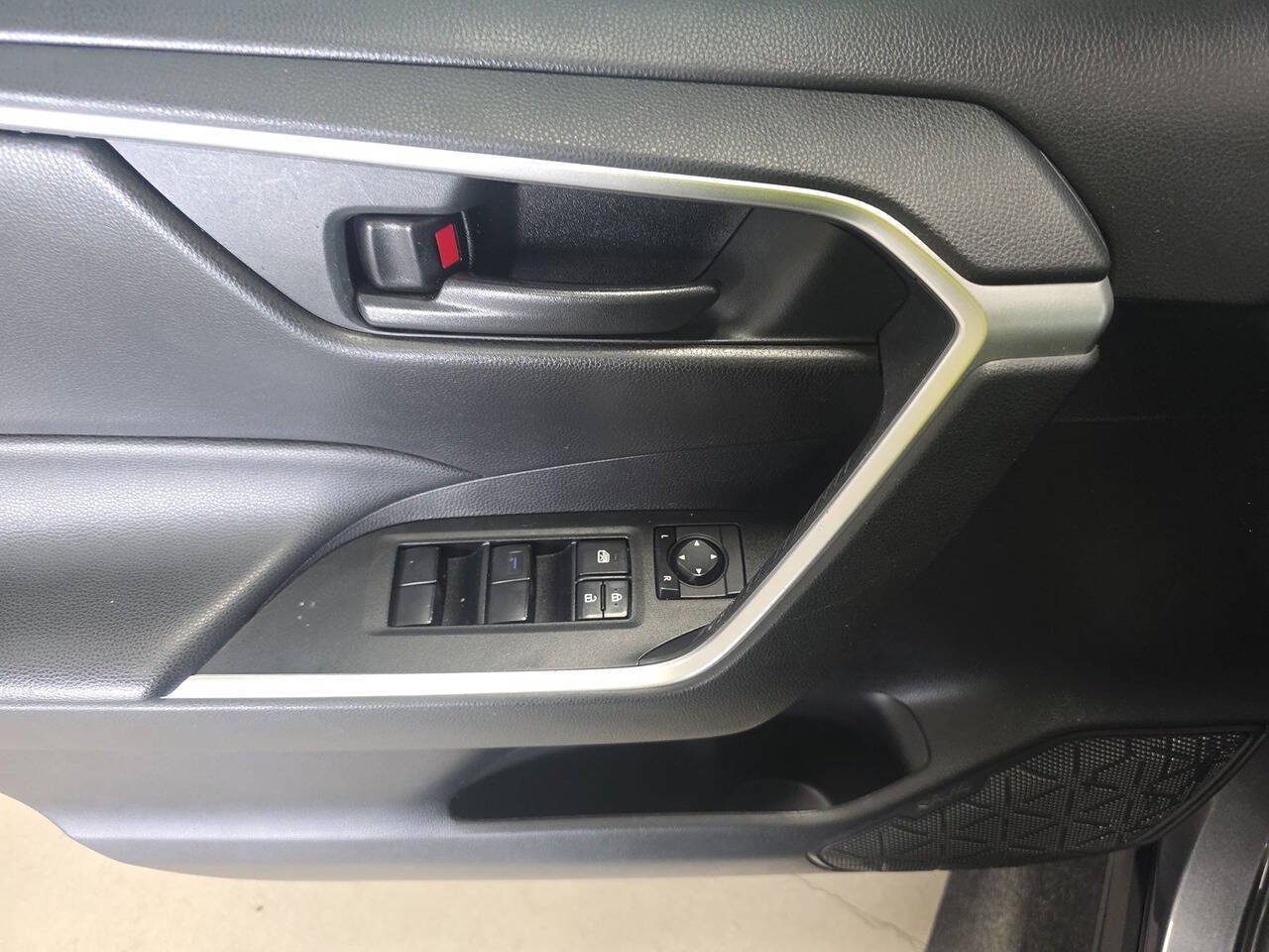 Used 2020 Toyota RAV4 LE AWD/4WD image 8