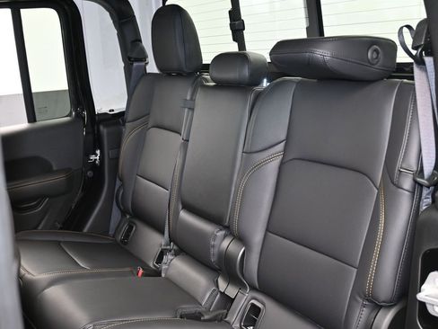 Used 2024 Jeep Gladiator Sport w/ Premium Package image 28