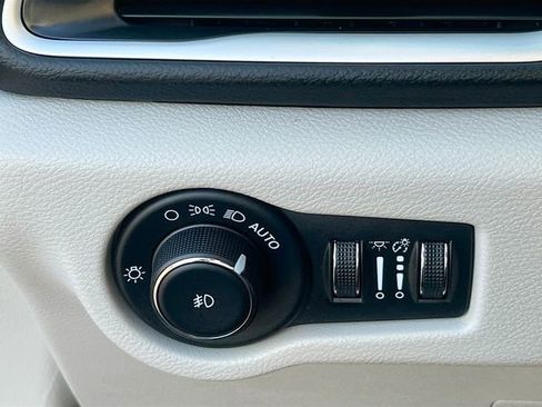 Used 2024 Chrysler Pacifica Touring-L FWD image 9