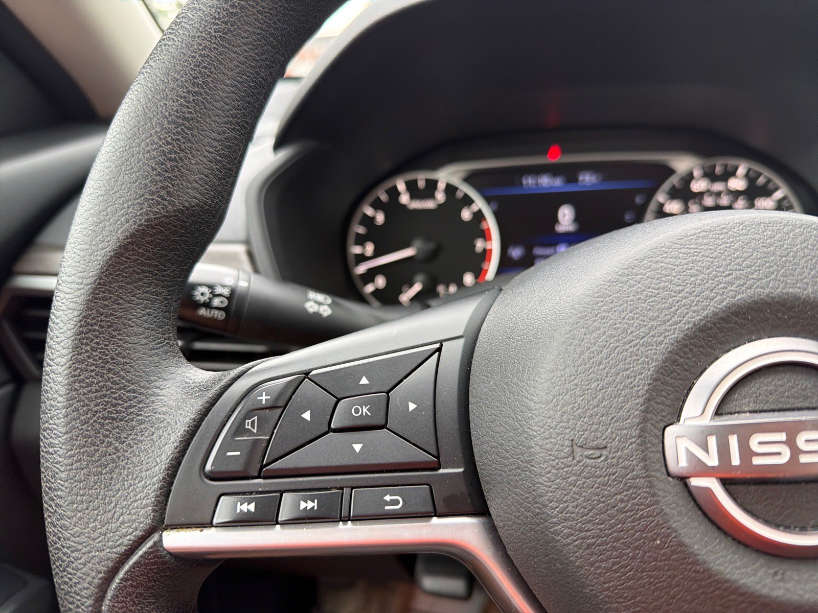 Used 2025 Nissan Altima 2.5 SV FWD image 17