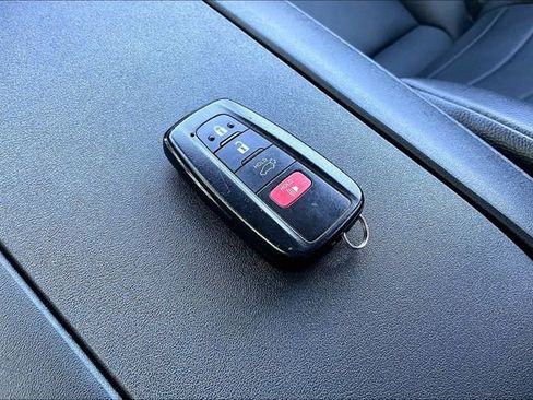 Used 2022 Toyota Highlander XLE AWD/4WD image 39