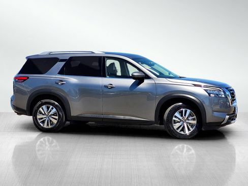 Used 2025 Nissan Pathfinder SL FWD image 3