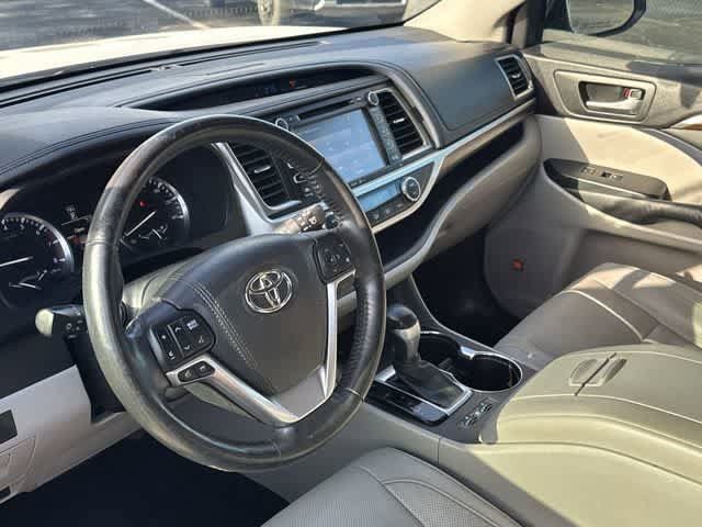 Used 2015 Toyota Highlander Limited Platinum FWD image 2