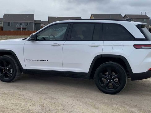 Used 2023 Jeep Grand Cherokee Limited w/ Black Appearance Package image 6