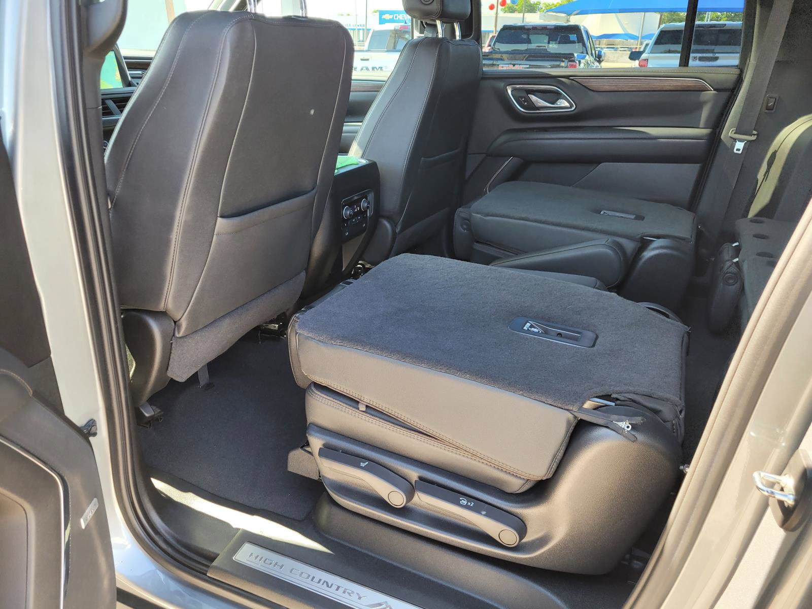 Used 2023 Chevrolet Suburban High Country AWD/4WD image 3